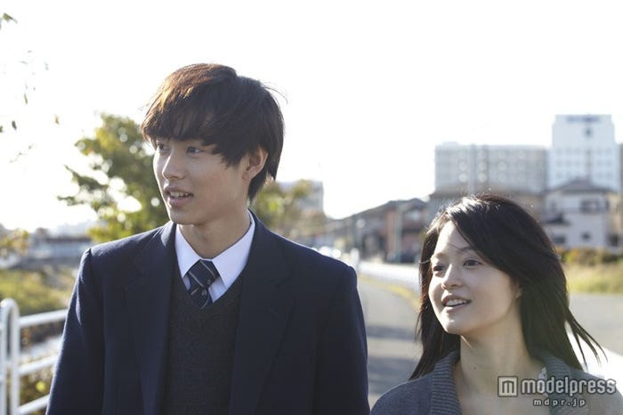 山崎賢人、小林涼子/「佐藤家の朝食、鈴木家の夕食」劇中カットより