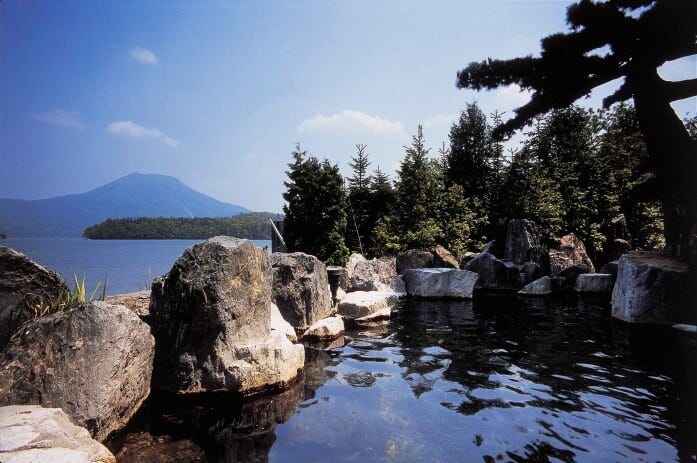 豊雅殿の露天風呂　（写真提供：鶴雅）