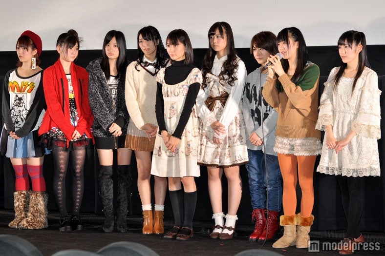 AKB48”声優選抜”9名（左から）佐藤亜美菜、岩田華怜、矢神久美、仲谷明香、秦佐和子、佐藤すみれ、石田晴香、三田麻央、渡辺麻友