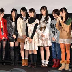 AKB48”声優選抜”9名(左から)佐藤亜美菜、岩田華怜、矢神久美、仲谷明香、秦佐和子、佐藤すみれ、石田晴香、三田麻央、渡辺麻友