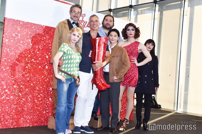 (後列左から)ひのあらた、勝矢(前列左から)ソニン、ジェリー・ミッチェル氏、小池徹平、三浦春馬、玉置成実(C)モデルプレス