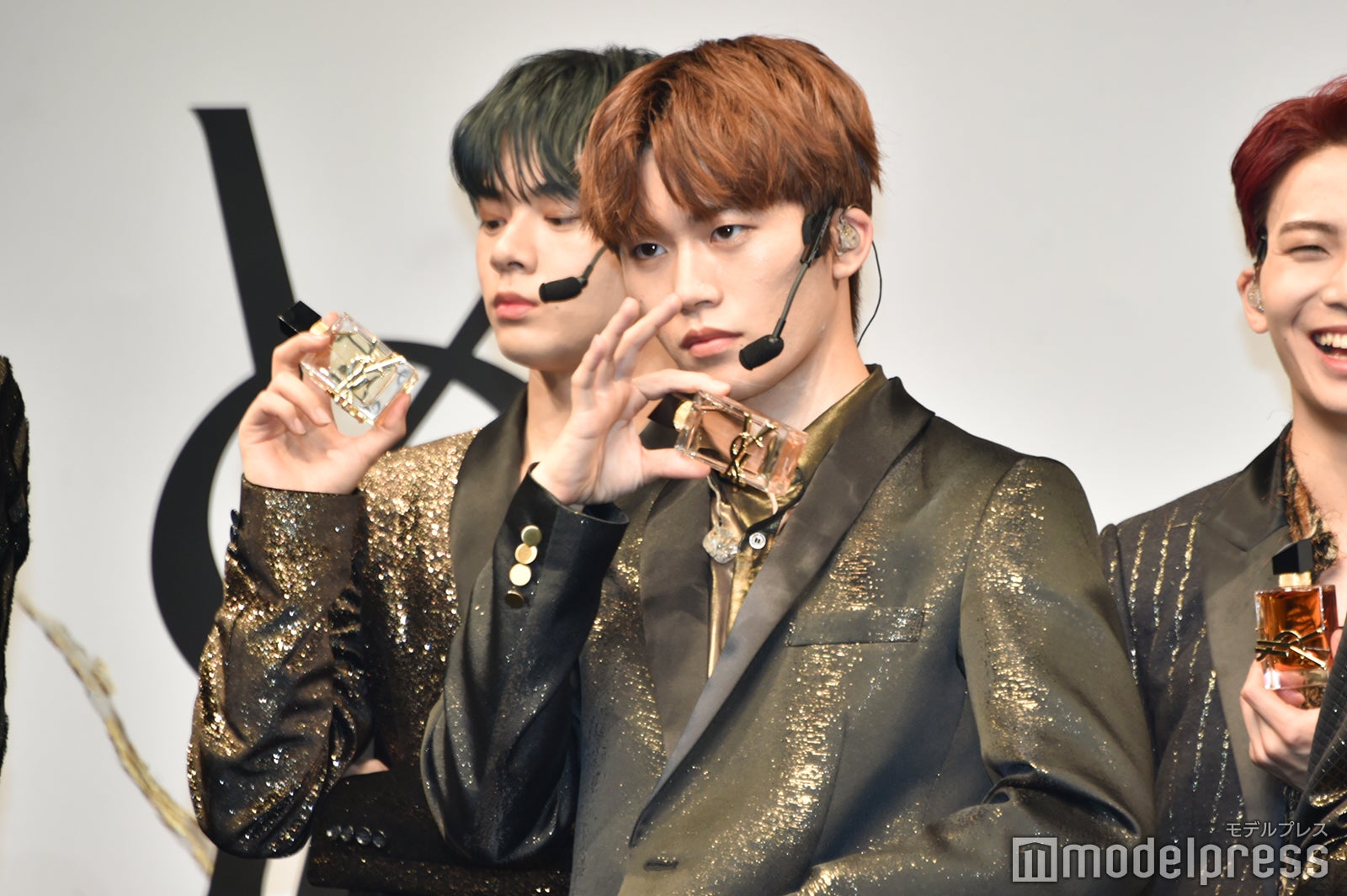 フレグランスを華麗にポケットにしまう木全翔也① （C）モデルプレス