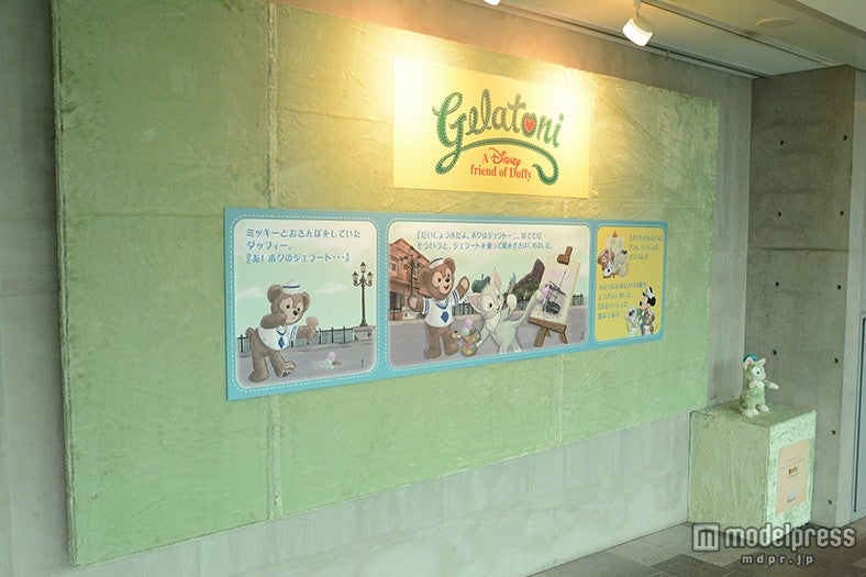 3階通路、ジェラトーニの巨大ポスター