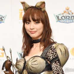 モデルプレス - 内田理央、谷間チラ見えSEXYコスプレで悩殺