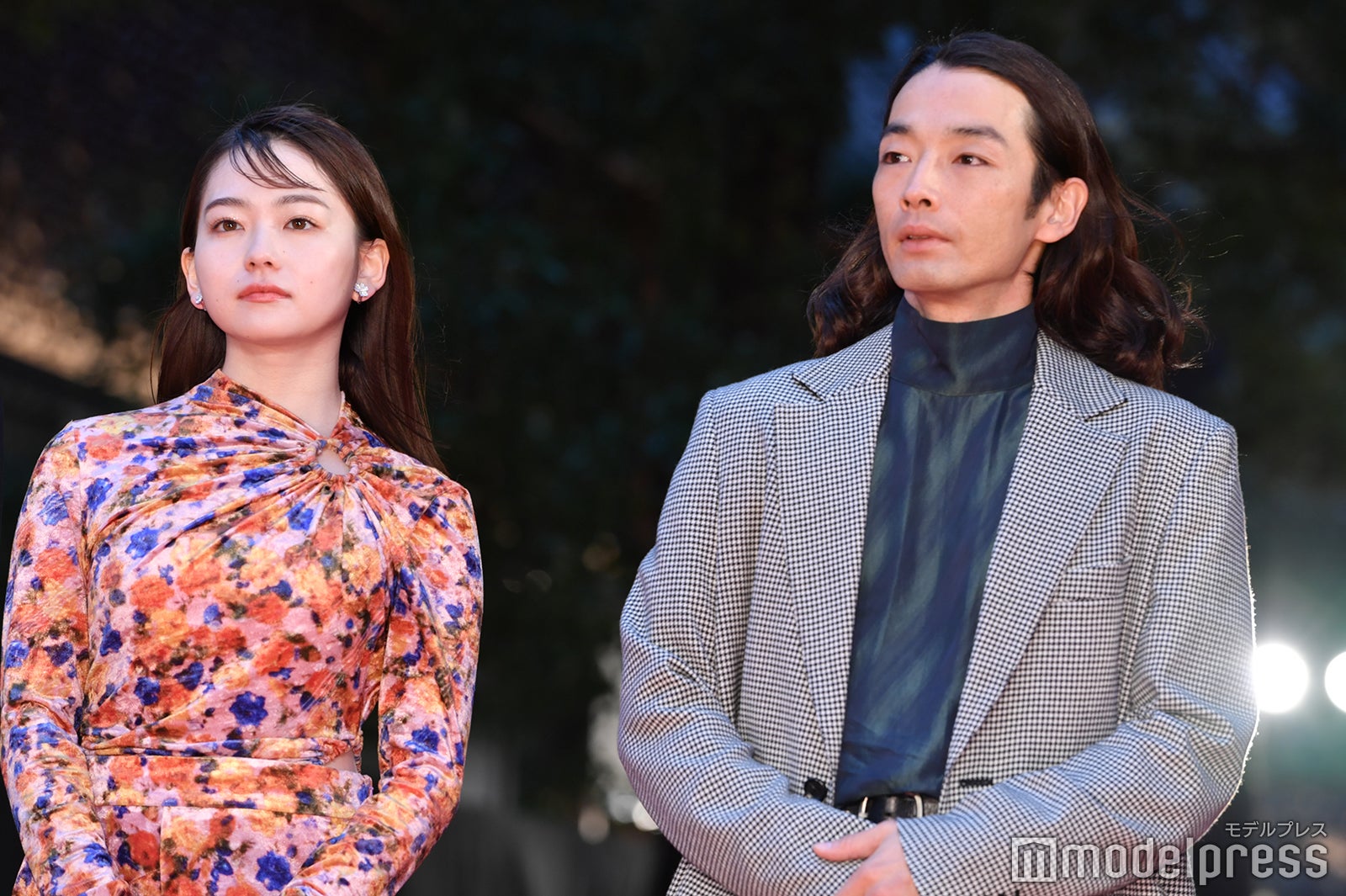 山田杏奈、森山未來と華やか衣装で登場　サインにも笑顔で応じる＜第35回東京国際映画祭＞