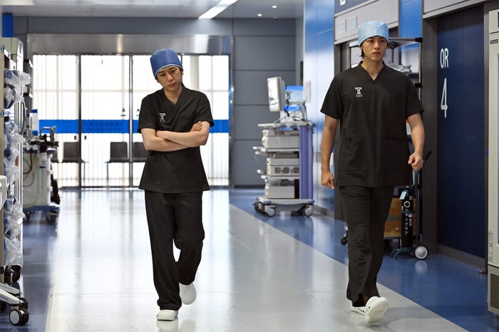 二宮和也、竹内涼真「ブラックペアン シーズン2」第3話より(C)TBS