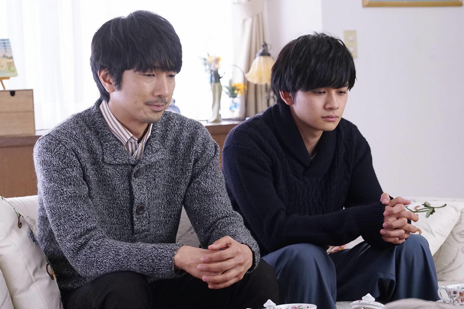 眞島秀和、北村匠海／「隣の家族は青く見える」第6話より（C）フジテレビ