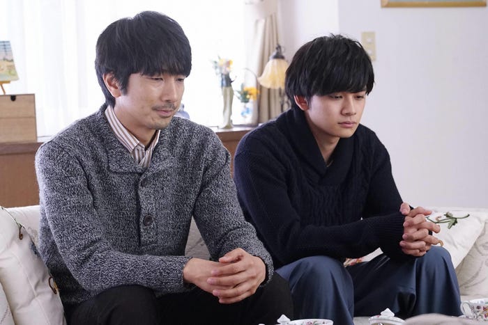眞島秀和、北村匠海/「隣の家族は青く見える」第6話より(C)フジテレビ