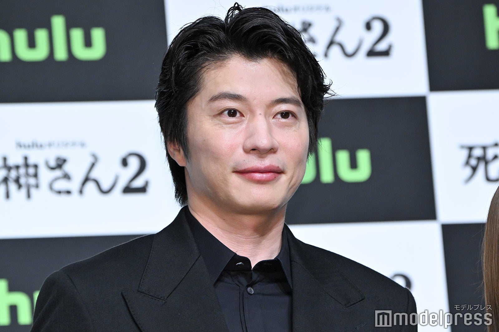 田中圭“ギャルピースに続く？”最新ポーズ生み出す 山本舞香も期待「流行るかも」＜死神さん2＞