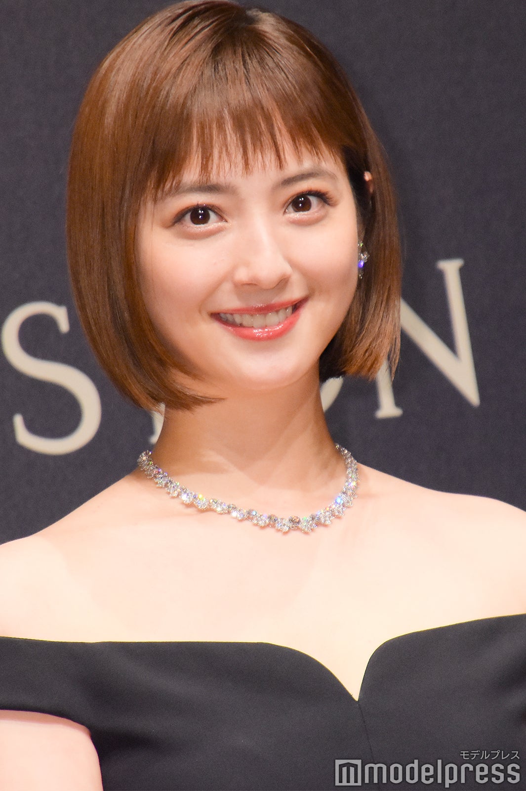 佐々木希 左手薬指の指輪に注目集まる ダークヘアにチェンジ モデルプレス