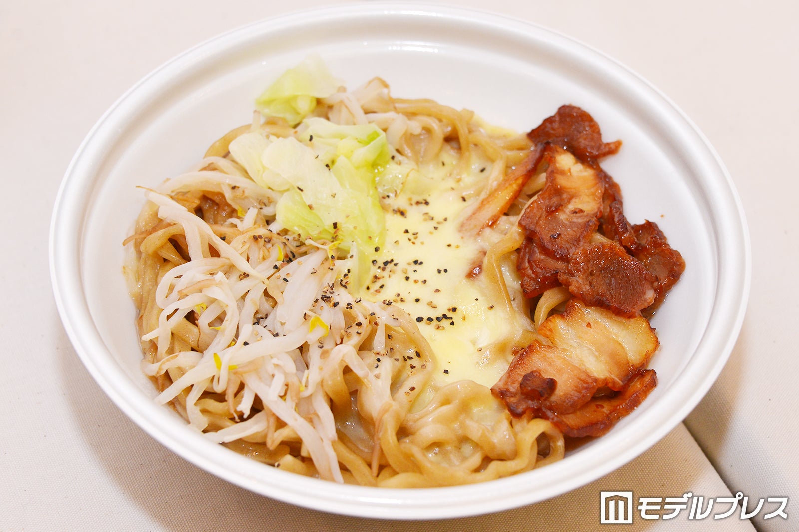 とろ～りチーズ満腹濃厚豚ラーメン（税込 745円）（C）モデルプレス