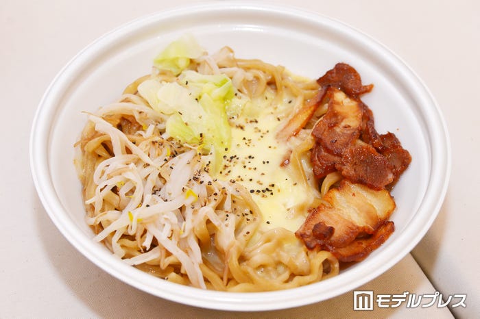 とろ~りチーズ満腹濃厚豚ラーメン(税込 745円)(C)モデルプレス