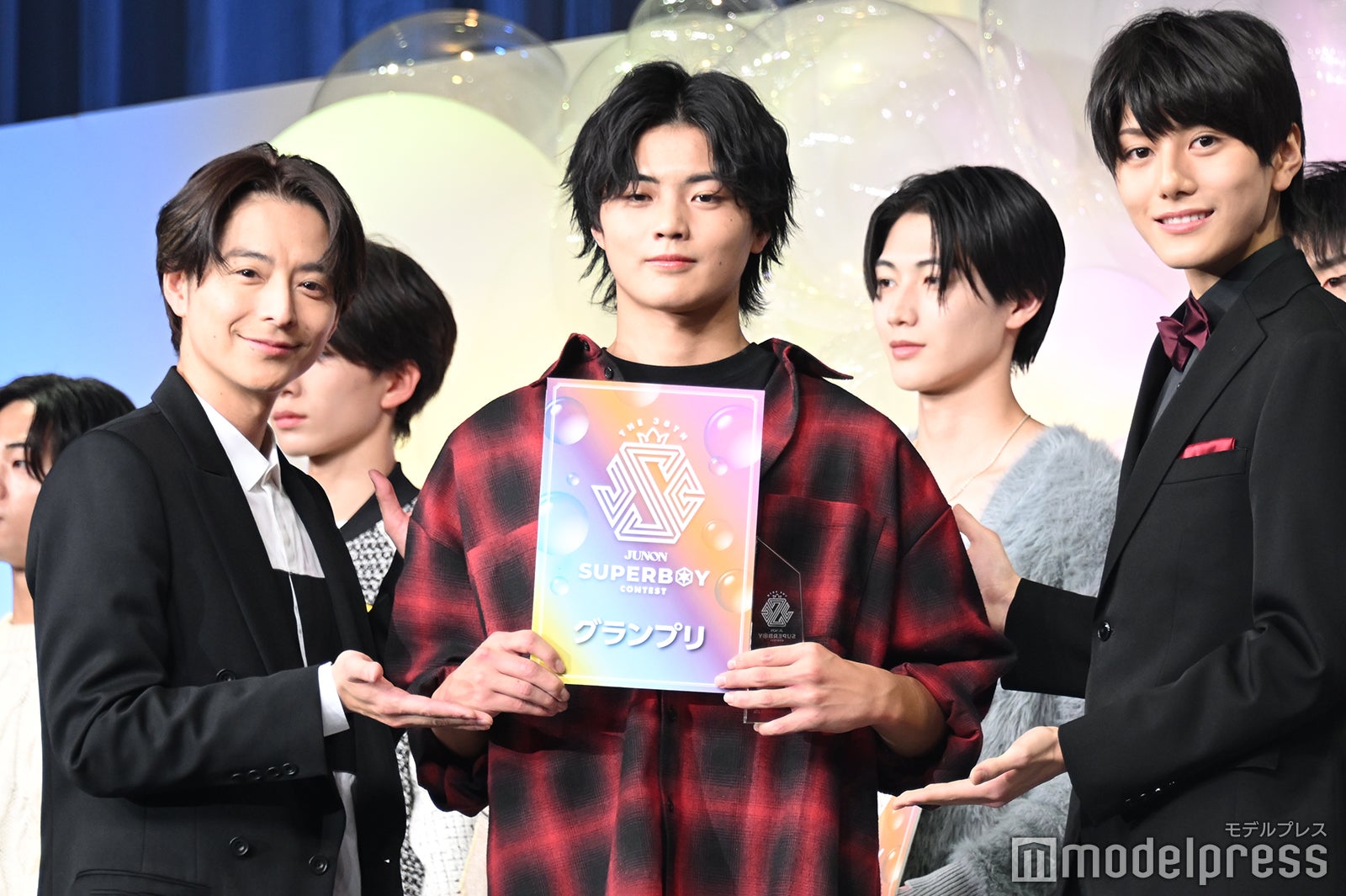 「第38回ジュノン・スーパーボーイ・コンテスト」グランプリに輝いた大野礼音さん（中央）（C）モデルプレス