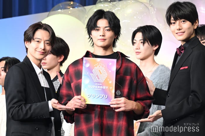 「第38回ジュノン・スーパーボーイ・コンテスト」グランプリに輝いた大野礼音さん(中央)(C)モデルプレス