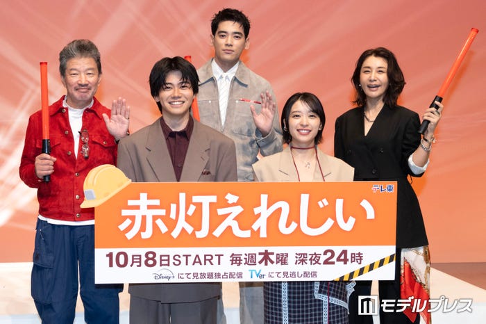 (後列左より)木村祐一、UTA、鈴木紗理奈(前列左より)黒崎煌代、鳴海唯(C)モデルプレス