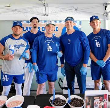 ドジャース サイ・ヤング賞左腕コンビがアイスクリームを！？恒例行事でフロント職員へ感謝「偉大なドジャー」「心を温めてくれる」ファン反響