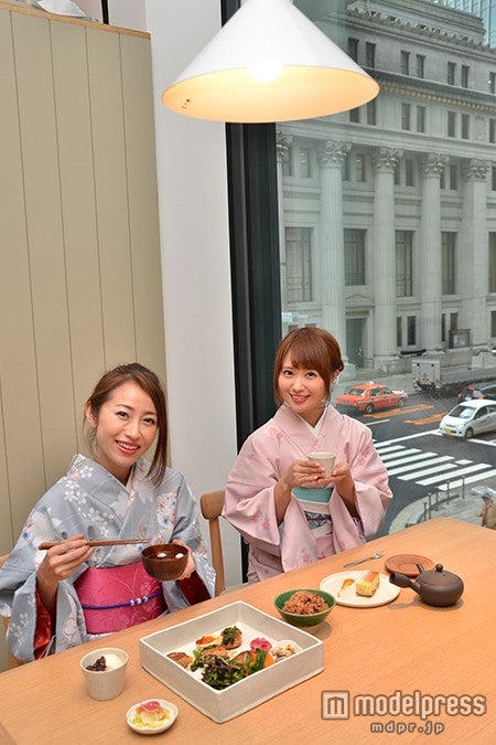 文化財指定「三井本館」を眺めるコーナー席が人気