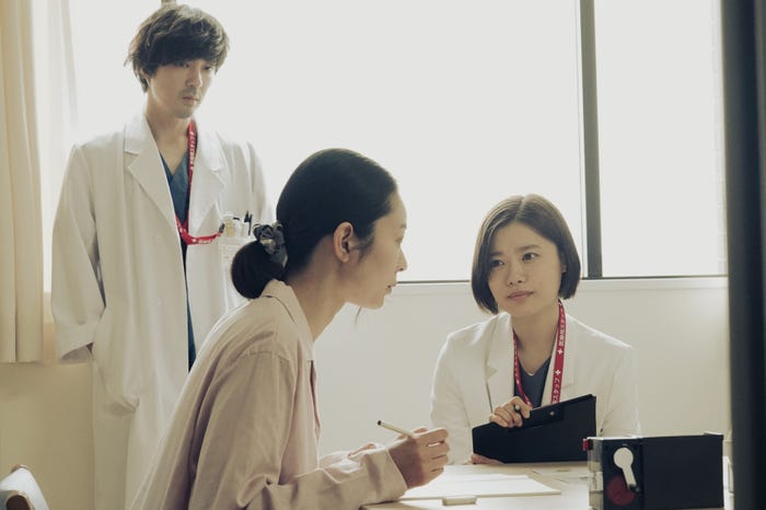 若葉竜也、中村映里子、杉咲花「アンメット ある脳外科医の日記」第1話より(C)カンテレ