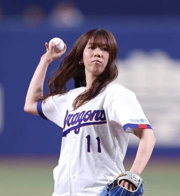 雰囲気一変の大人美！金メダリストの19歳・深田茉莉がゆるふわロングヘアで中日戦の始球式降臨「勝利の女神」「可愛かった」