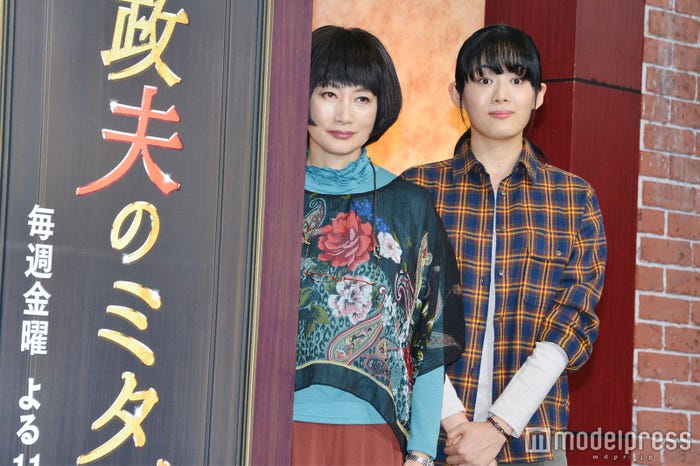 「家政夫のミタゾノ」制作発表記者会見に出席した(左から)余貴美子、柴本幸 (C)モデルプレス