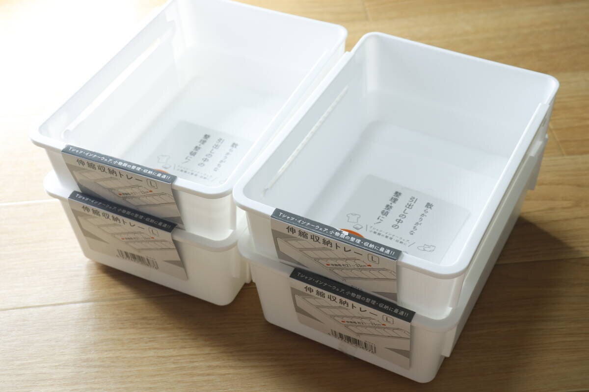 白い伸縮収納トレーLが4つ、2段にスタッキングされて置かれている