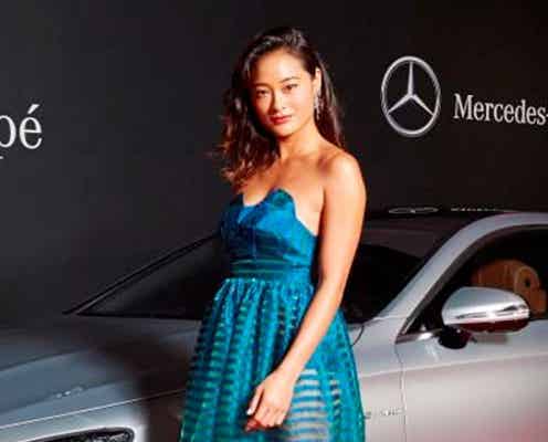 CMで話題の美女・ジェラ・マリアーノ、セクシードレスで登場
