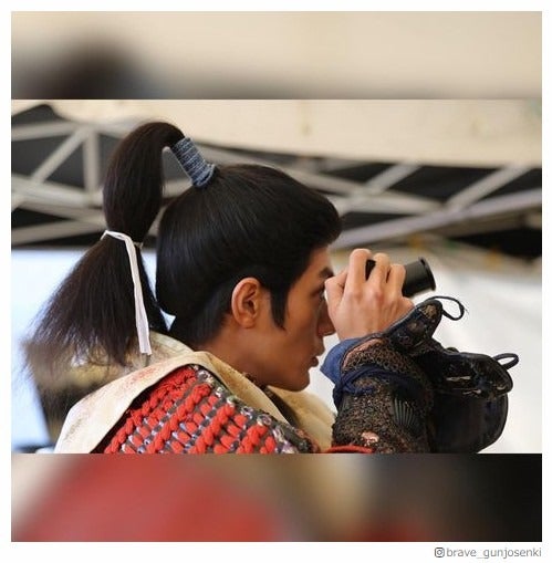 三浦春馬さん、映画「ブレイブ‐群青戦記‐」オフショットに「凛々しくて素敵」「レンズの先が気になる」の声