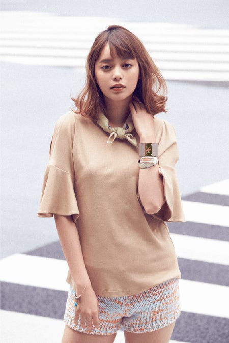 首に巻いたバンダナ¥1,200/FREAK’S STORE(FREAK’S STORE 渋谷) カットソー¥11,000/FRAY I.D(FRAY I.D ルミネ新宿2) ショートパンツ¥9,400/snidel(snidel ルミネ新宿2) 右腕・ベルトバングル ¥4,900/Ane mone(サンポークリエイト) ビーズバングル¥15,000、バングル¥12,000/ともに OPALE(TRANSIT) 右腕・ブレスレット ¥4,800/Cuvee(C)TOPLOG