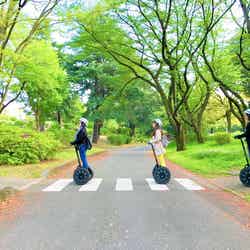 広い公園をセグウェイでスイスイ進む(提供画像)