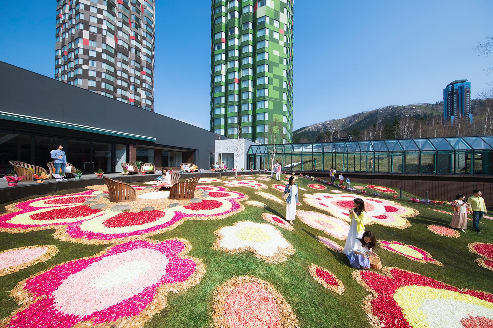 花咲くウェルカムコート／画像提供：星野リゾート