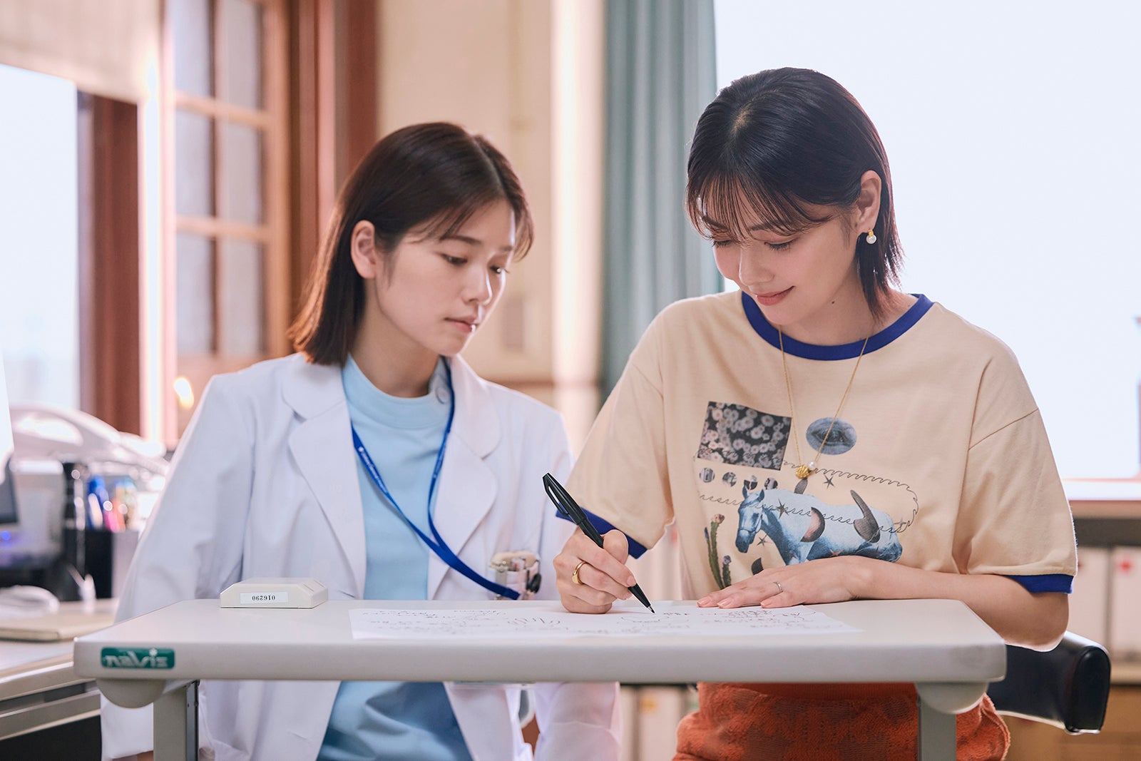 小芝風花、倉科カナ「19番目のカルテ」第4話（C）TBSスパークル／TBS（撮影：加藤春日）