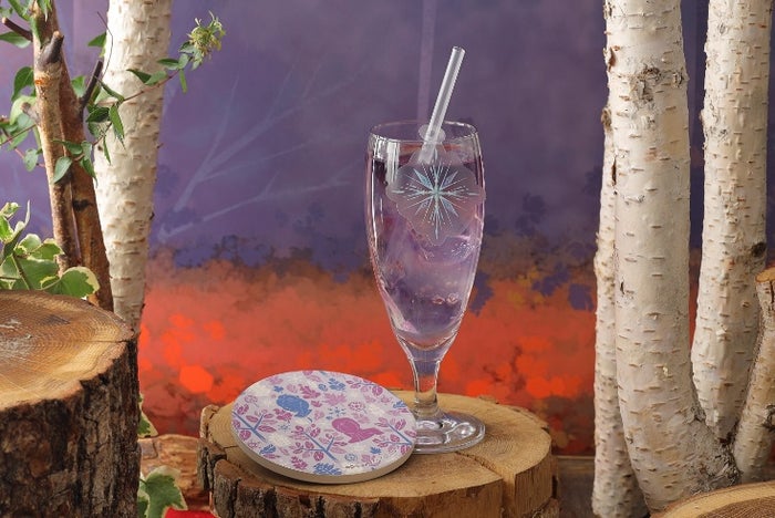 ＜アナと雪の女王２＞魔法のブルーマロウティー　990円／コースター付　1,690円（C）Disney