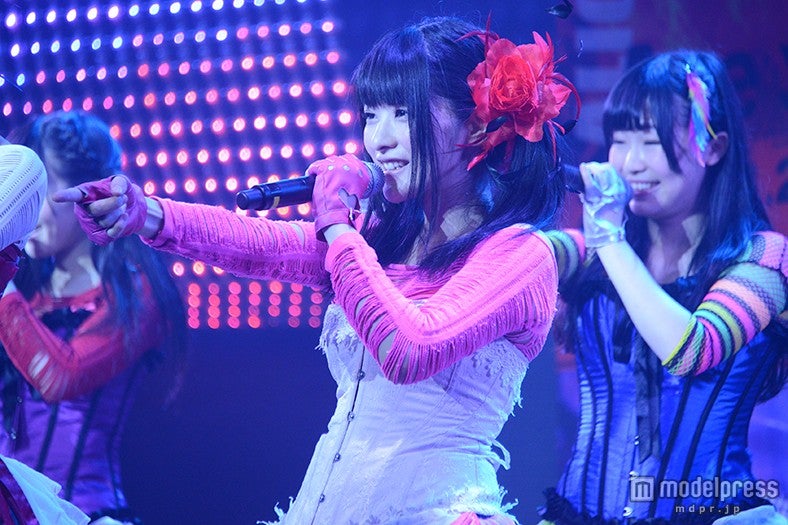 気持ち良いパフォーマンスを見せる神谷えりな