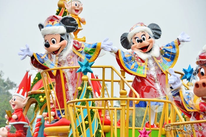 雨天バーションの「ディズニー・サンタヴィレッジ・パレード」