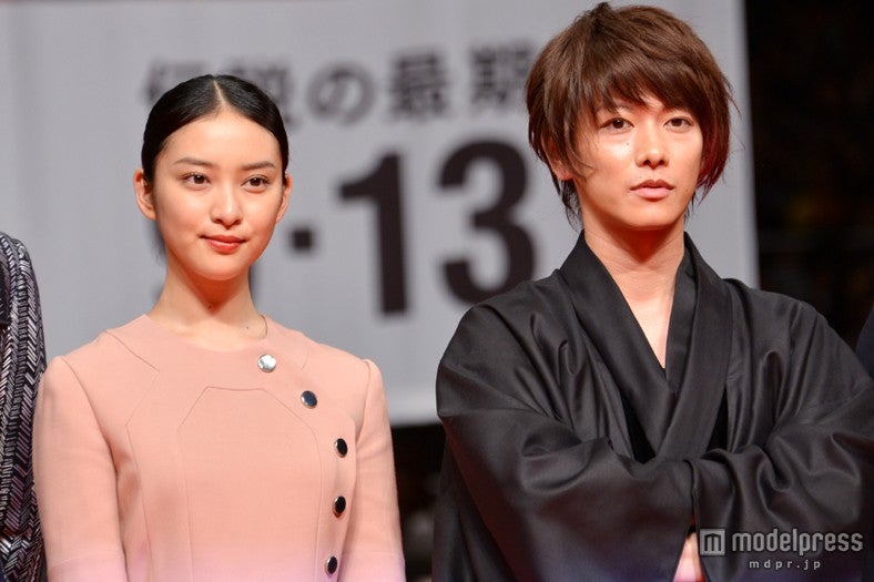 （左から）武井咲、佐藤健