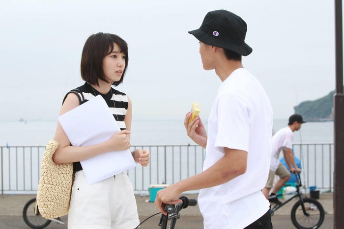 トレンド感たっぷりのモノトーンスタイル(C)フジテレビ