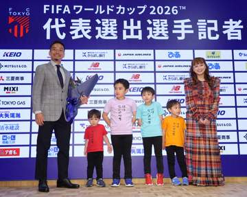 まさかww長友佑都のW杯代表会見で全てをかっさらった8歳長男！会場爆笑 パパそっくり煽りポーズに胸ドン！「遺伝子やばいねw」