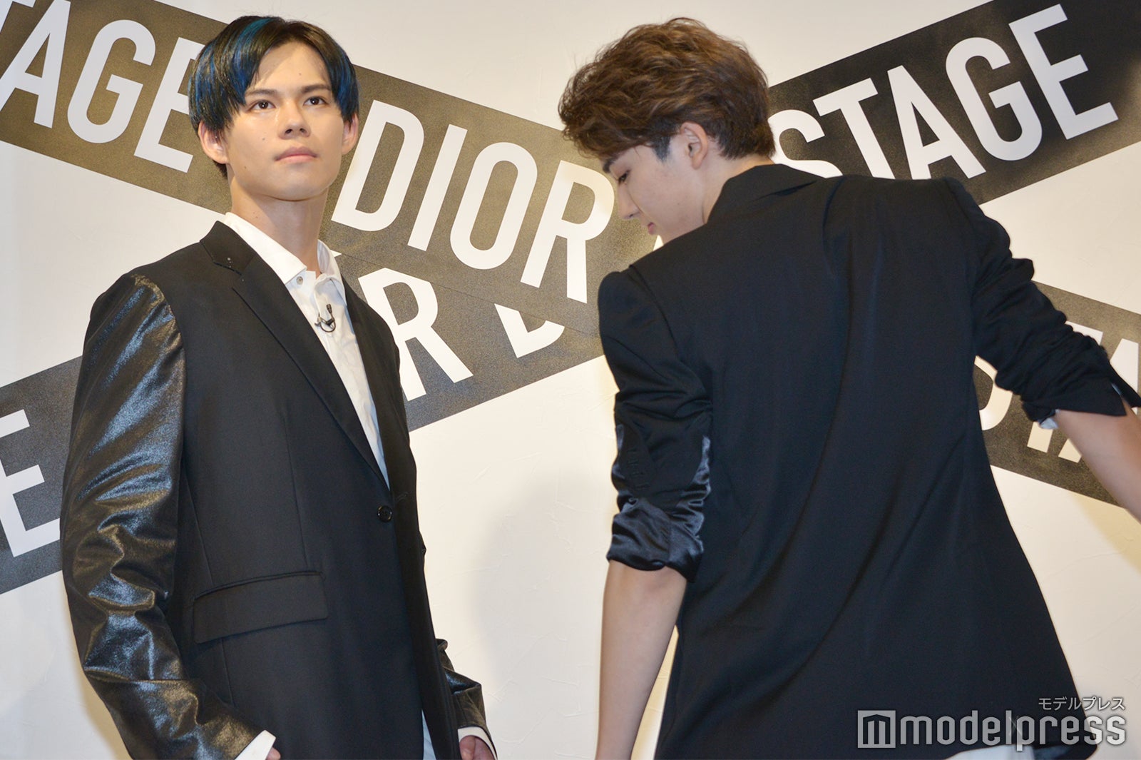 雑誌の誌面を再現するカイとユーキ （C）モデルプレス