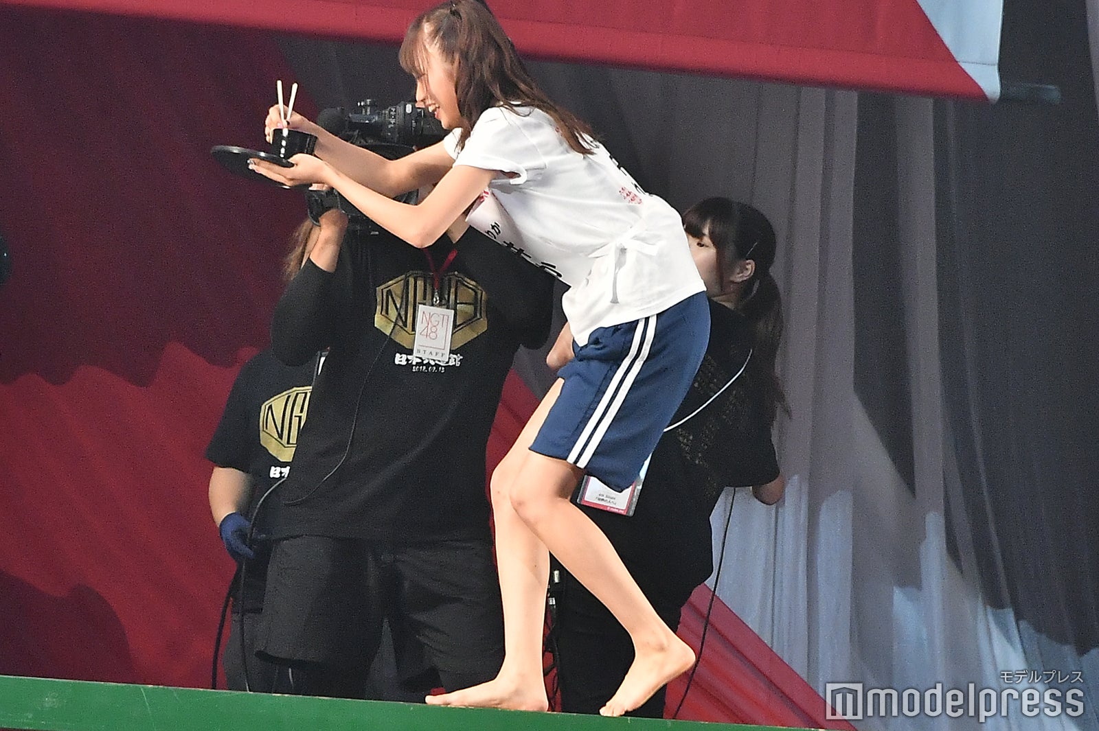 こちらもへっぴり腰になった中井りか／NGT48 4thシングルリリースイベント （C）モデルプレス