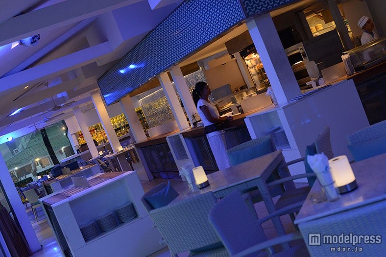 夜になるとお洒落にライトアップ