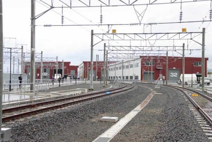 大村車両基地の様子。左が仕交検庫、右が台振庫