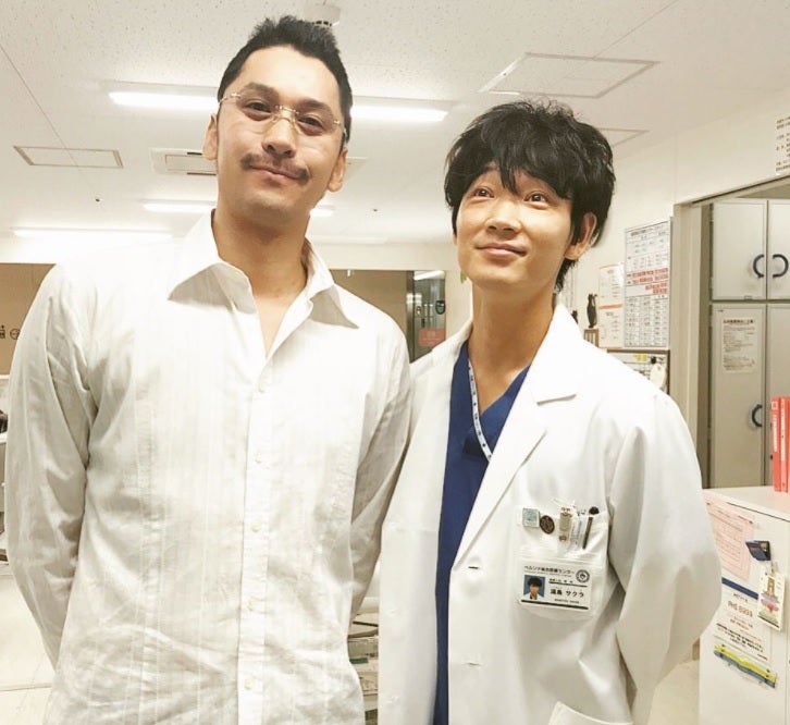 綾野剛、深水元基との2ショットで“鳥違い”が話題に