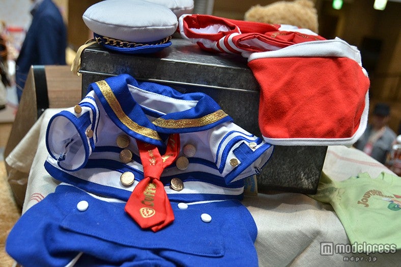 コスチュームセット各￥3，800、ズボン、スカート各￥1，800