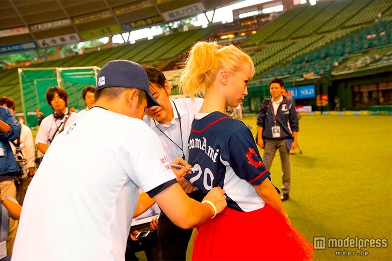 高橋朋己投手（左）に記念にサインをもらうAmi（右）