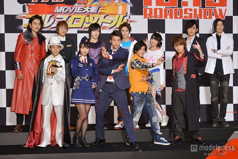 （前列左から）綾部祐二、内田理央、竹内涼真、佐野岳、小林豊（後列左から）蕨野友也、松島庄汰、上遠野太洸、稲葉友、志田友美、久保田悠来、青木玄徳