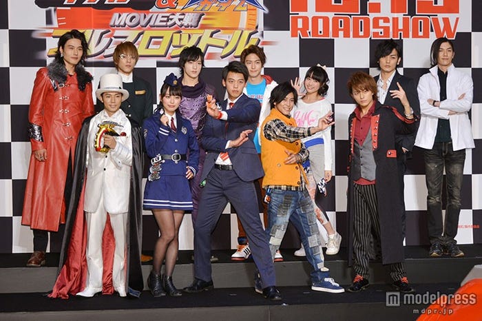 (前列左から)綾部祐二、内田理央、竹内涼真、佐野岳、小林豊(後列左から)蕨野友也、松島庄汰、上遠野太洸、稲葉友、志田友美、久保田悠来、青木玄徳