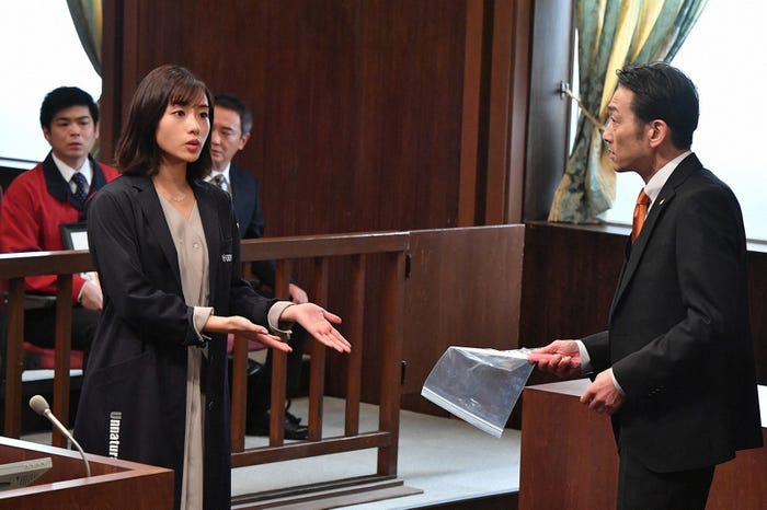 石原さとみ、吹越満/「アンナチュラル」第3話より(C)TBS