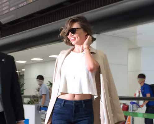 ミランダ・カー、へそ出しコーデで来日 ファンサービスに笑顔で応じる
