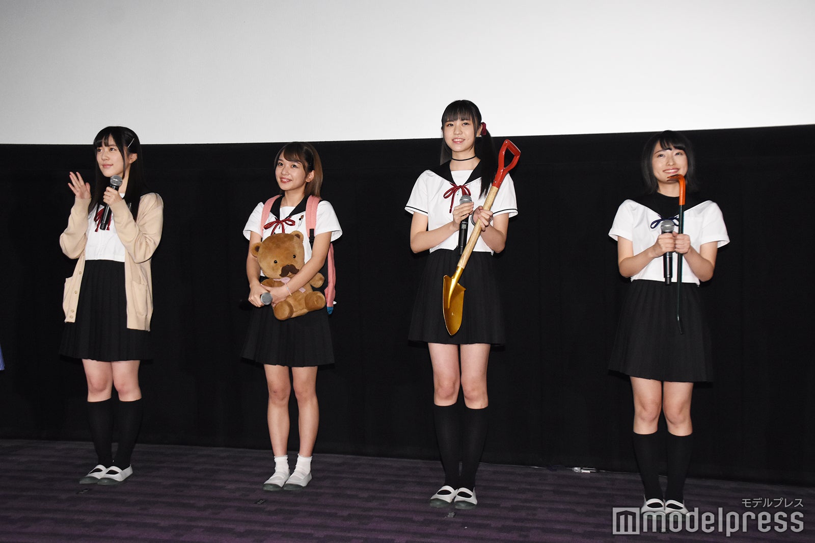 （左から）間島和奏、長月翠、阿部菜々美、清原梨央 （C）モデルプレス