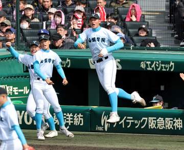 山梨学院 逆転勝ちで2季連続8強入り 左手首負傷の二刀流・菰田は欠場も七回に勝ち越し 2年生左腕の渡部が好投